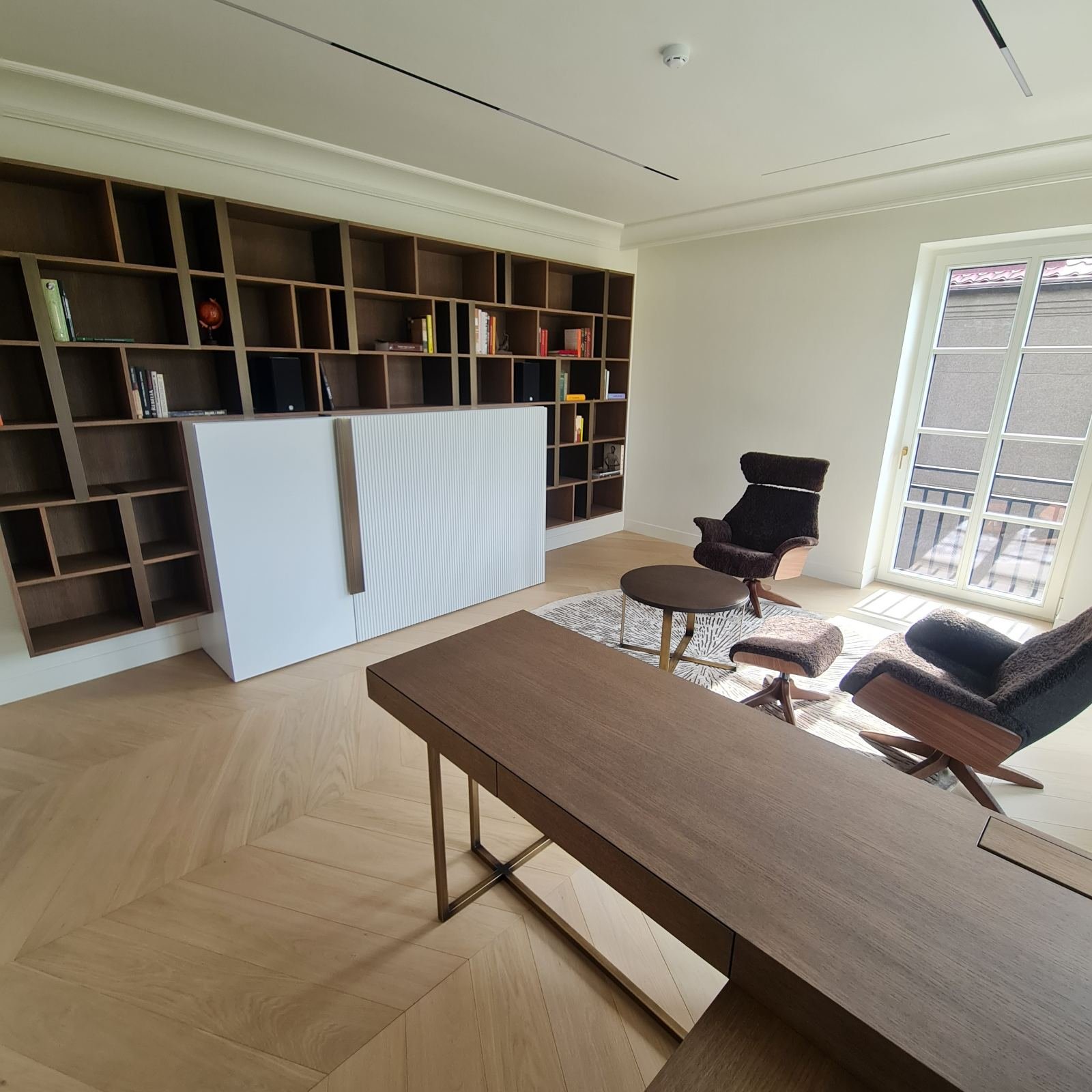 Custom wardrobes – built-in cabinets and shelving in a home office